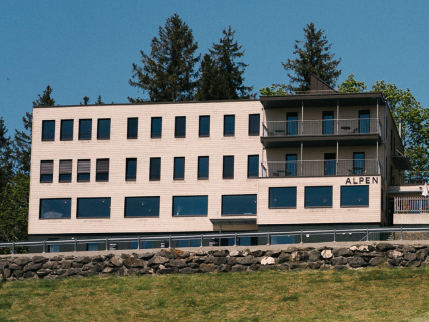 Alpenhof – Restaurant, hôtel et bibliothèque