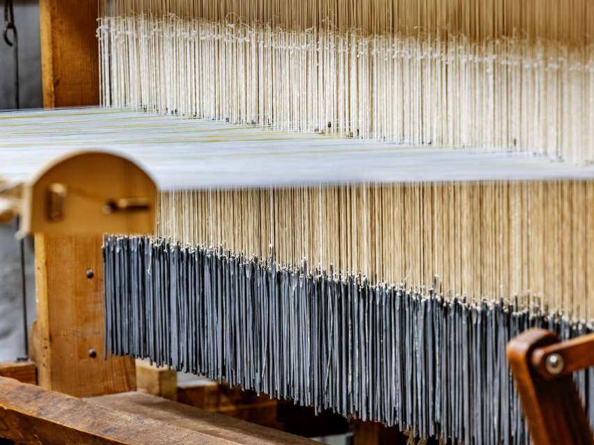 Weberei und Stickerei