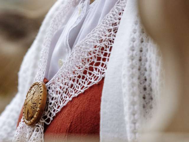 Démonstration de dentelle à l'occasion des "100 ans du costume féminin des Rhodes-Extérieures".
