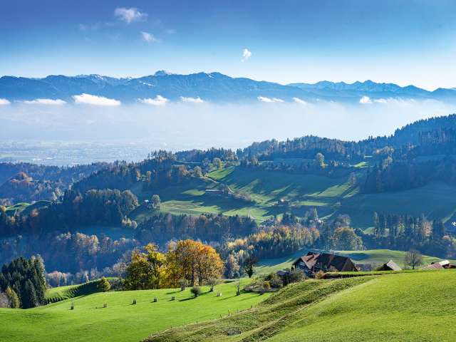 Nebel im Tal, Schnee auf den Bergen